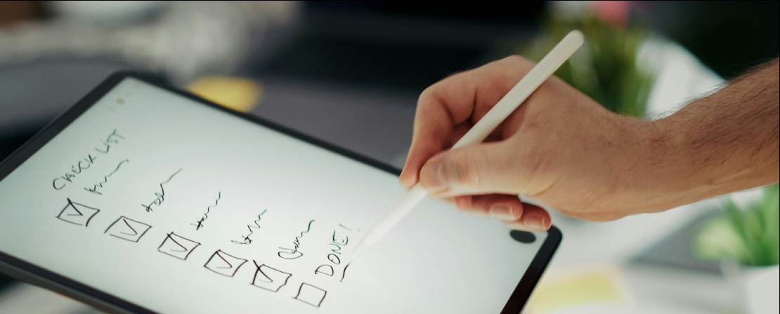 Photographie d'une tablette avec une check list dessus