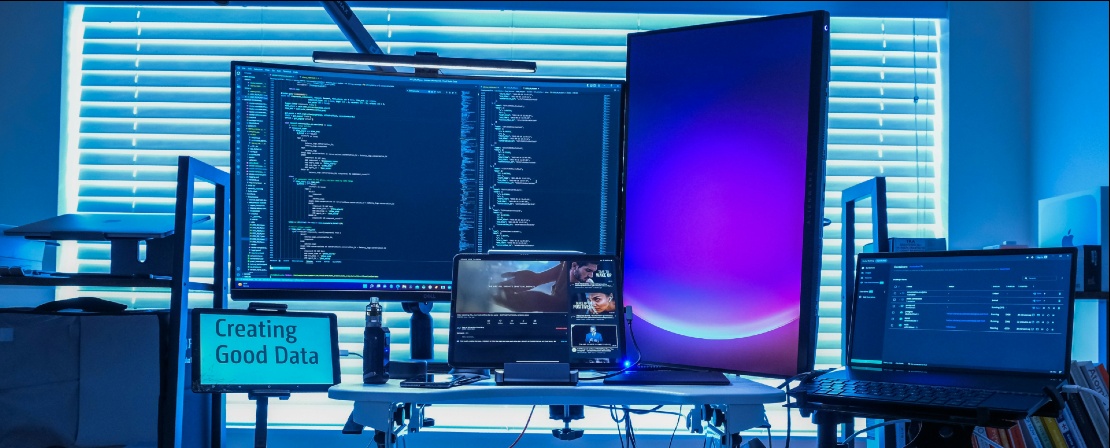 Photographie d'ordinateurs affichant des données