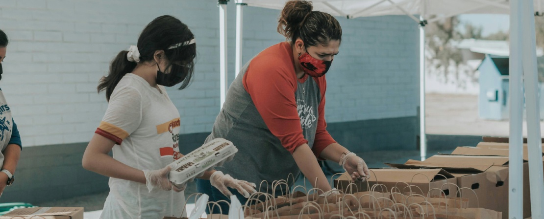 Femmes bénévoles lors d'une distribution d'alimentation