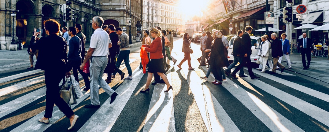 Photographie de personnes traversants à un passage piéton