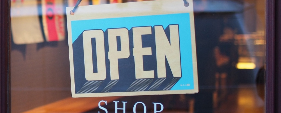 Photographie d'une pancarte affichant une boutique ouverte