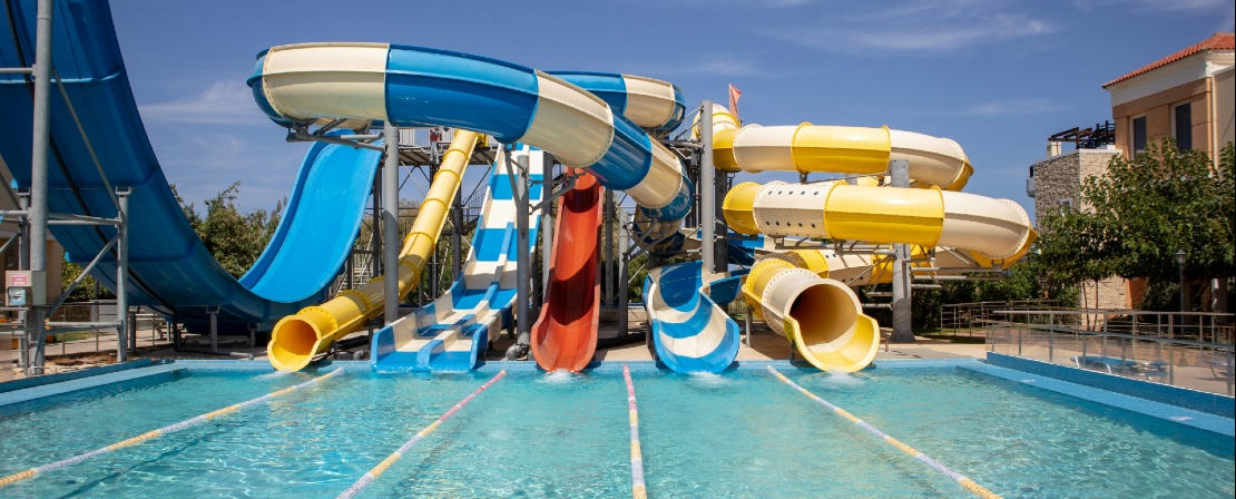 Photographie de tobogans dans un parc aquatique