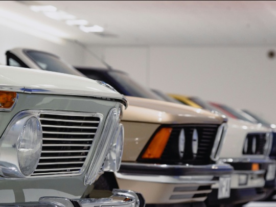 Photographie de voitures alignées dans un garage