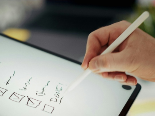 Photographie d'une tablette avec une check list dessus