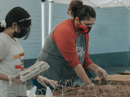 Femmes bénévoles lors d'une distribution d'alimentation