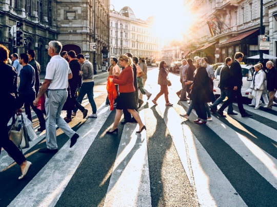 Photographie de personnes traversants à un passage piéton