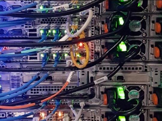 Photographie de cables entremélés