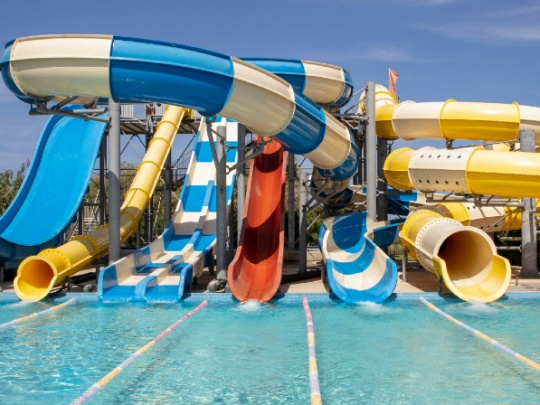 Photographie de tobogans dans un parc aquatique