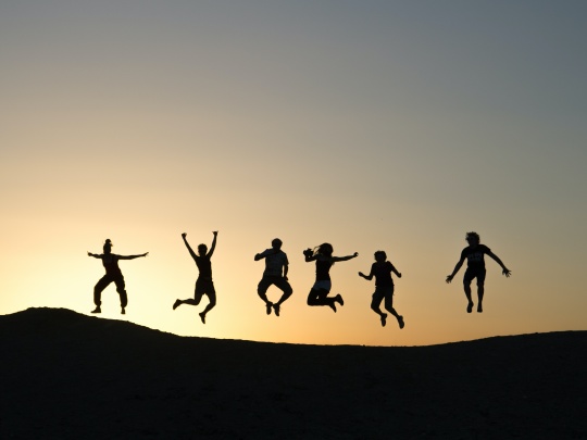 Photographie de 6 personnes sautant en même temps